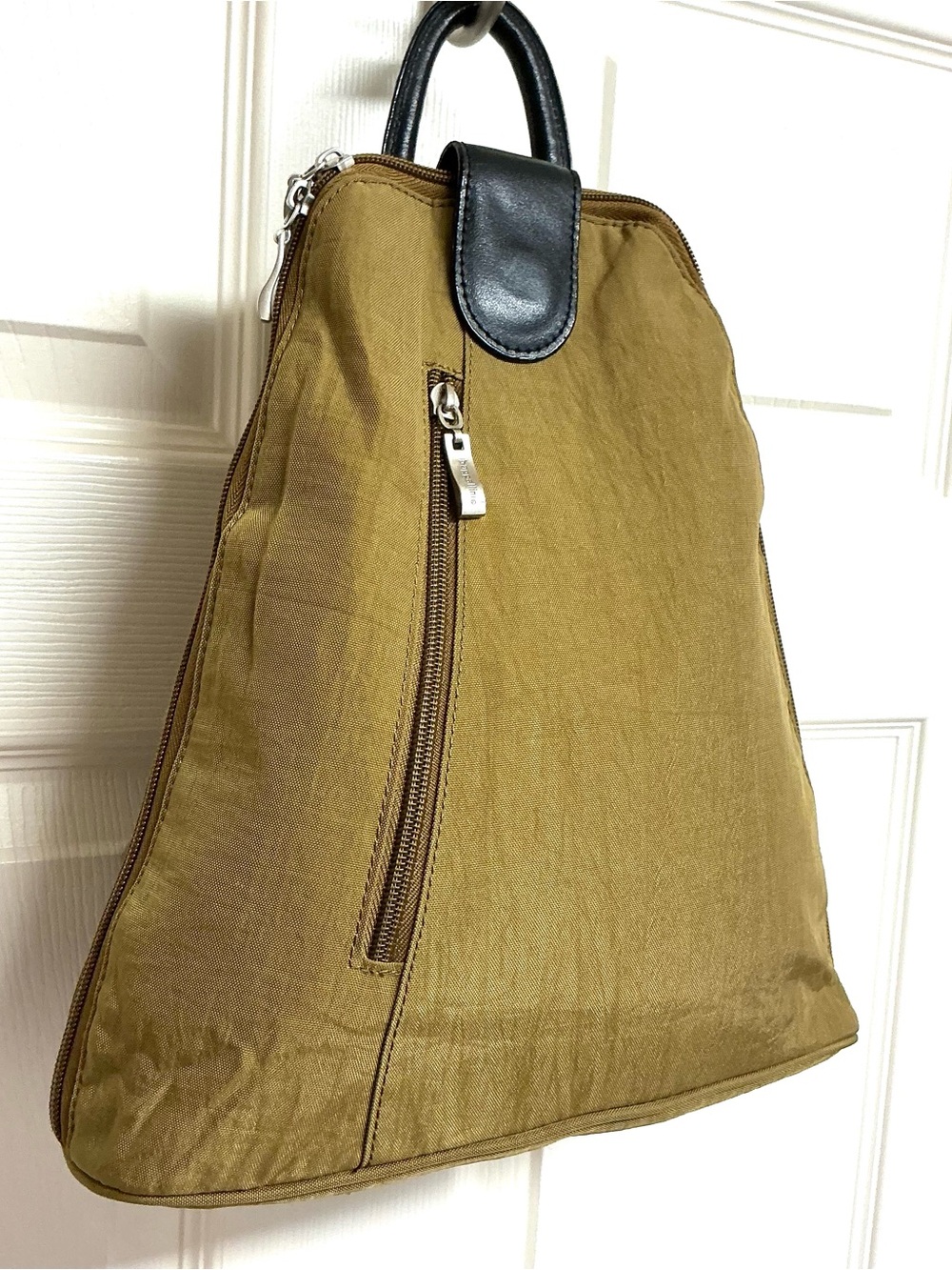 Baggallini Metro Convertible Small Lightweight Sling Bag Travel Bag Backpack - Picture 2 of 7